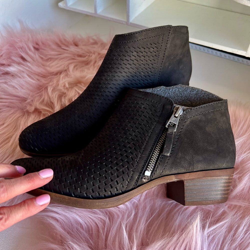 NEW IN BOX 11 M LUCKY BRAND BLACK NUBUCK SIDE ZIP BLACK SUEDED BOOTIES